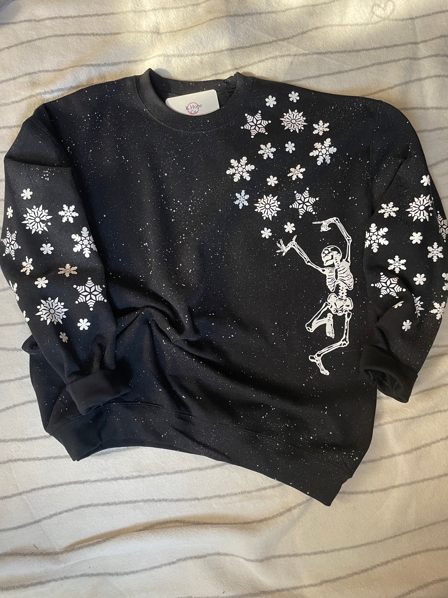 It’s Freaking Snowing Crewneck black